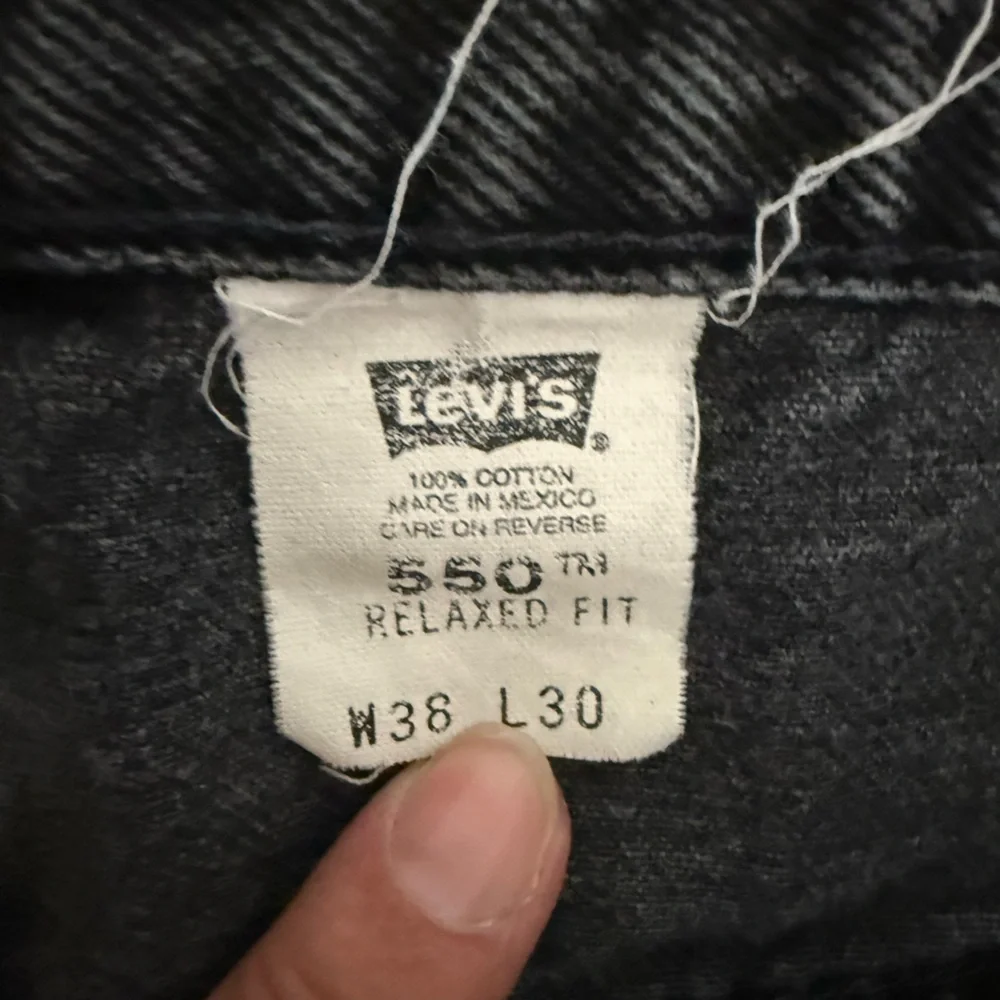 Levi's 550 Relaxed Fit Men's Jeans in Distressed Black 38x30